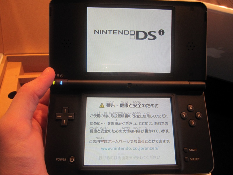 Illustration for article titled DSi LL Unboxing